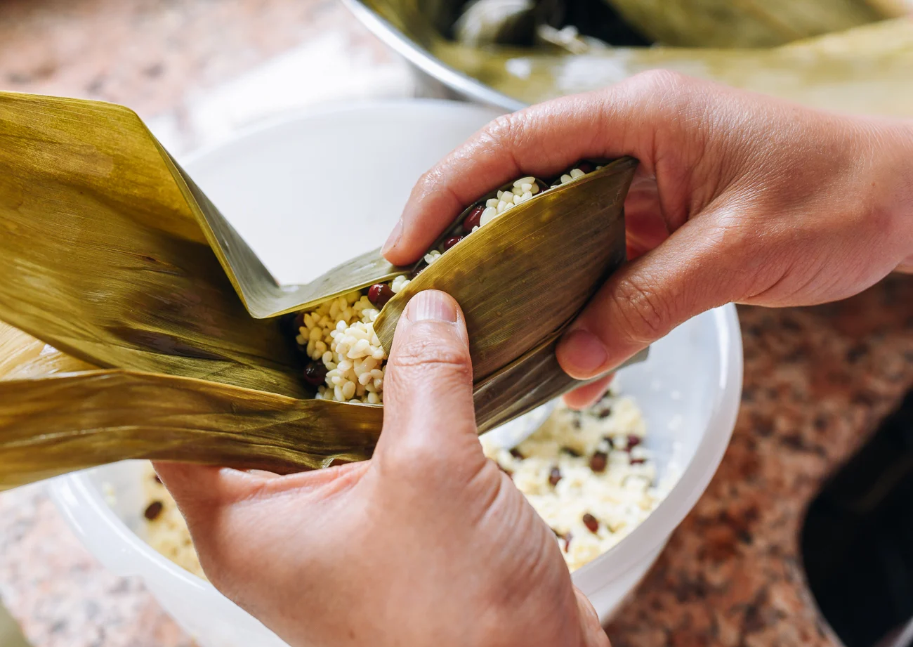 closing reed leaves around zongzi