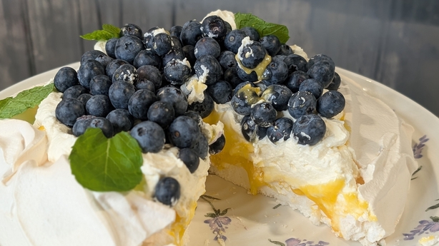 Pavlova with lemon curd