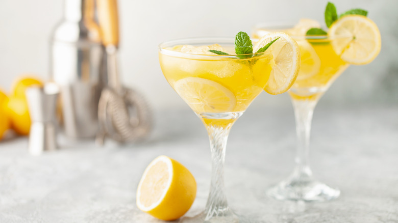 Limoncello spritzes with mint