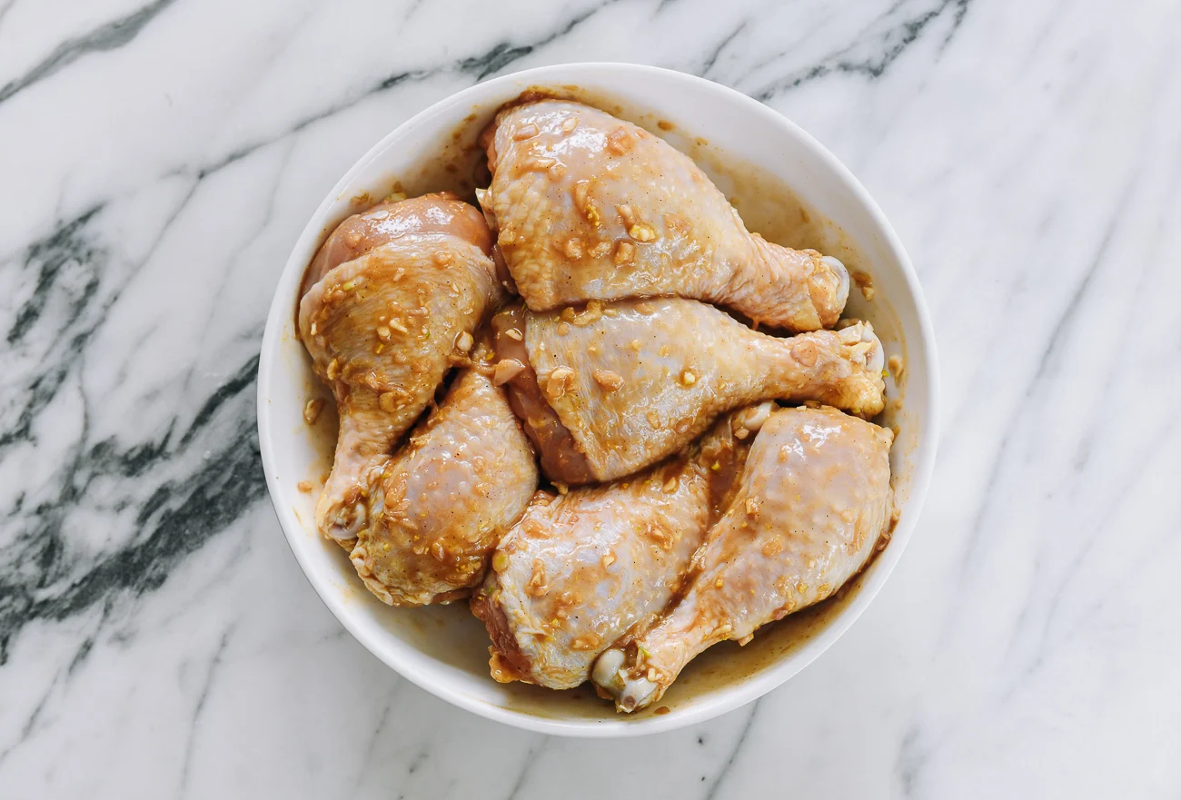 chicken drumsticks in shallow dish