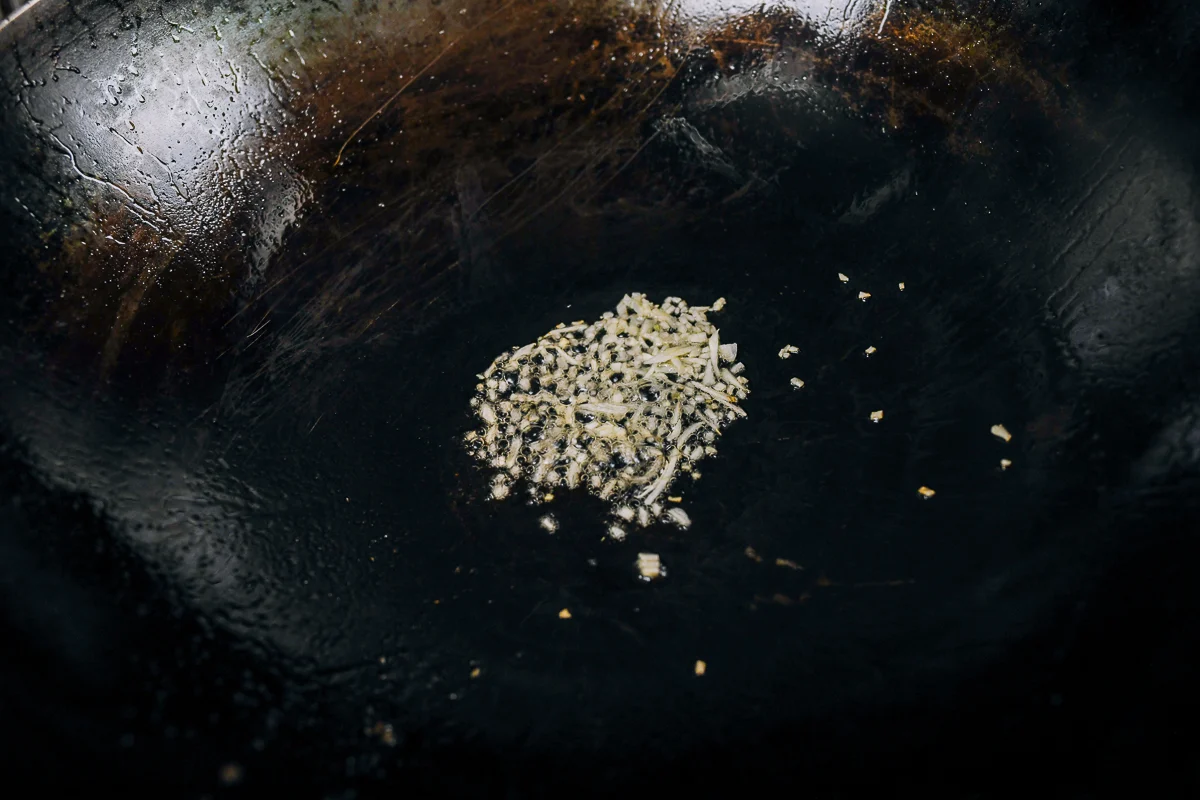 cooking garlic in oil