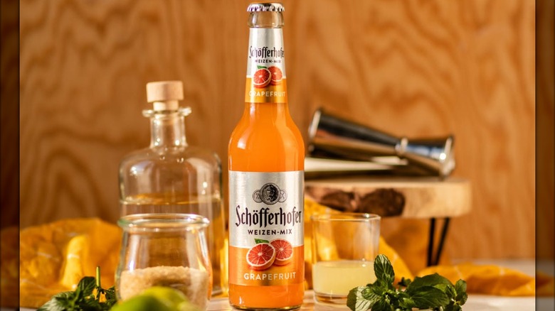 Bottle of Schöfferhofer Grapefruit with cocktail ingredients