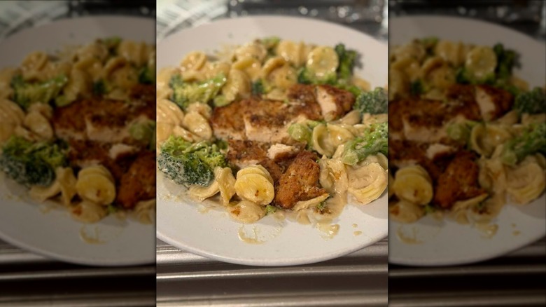 Copycat Olive Garden garlic herb chicken con broccoli on white plate