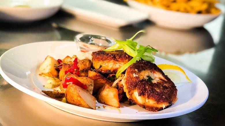 Crab cakes with apples and potatoes