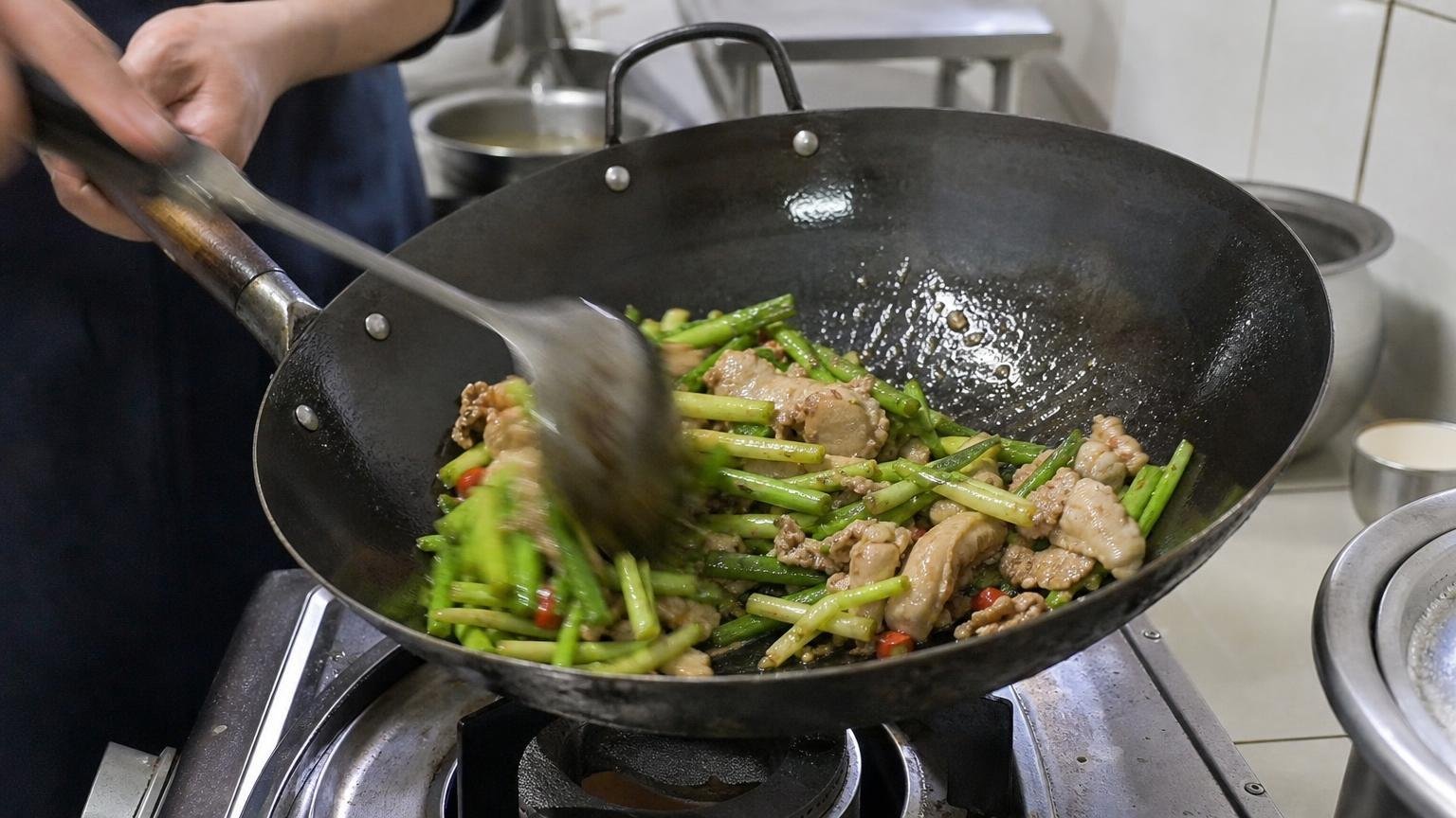 不沾鍋有一個很少人提的缺點：為什麼有人又換回鐵鍋